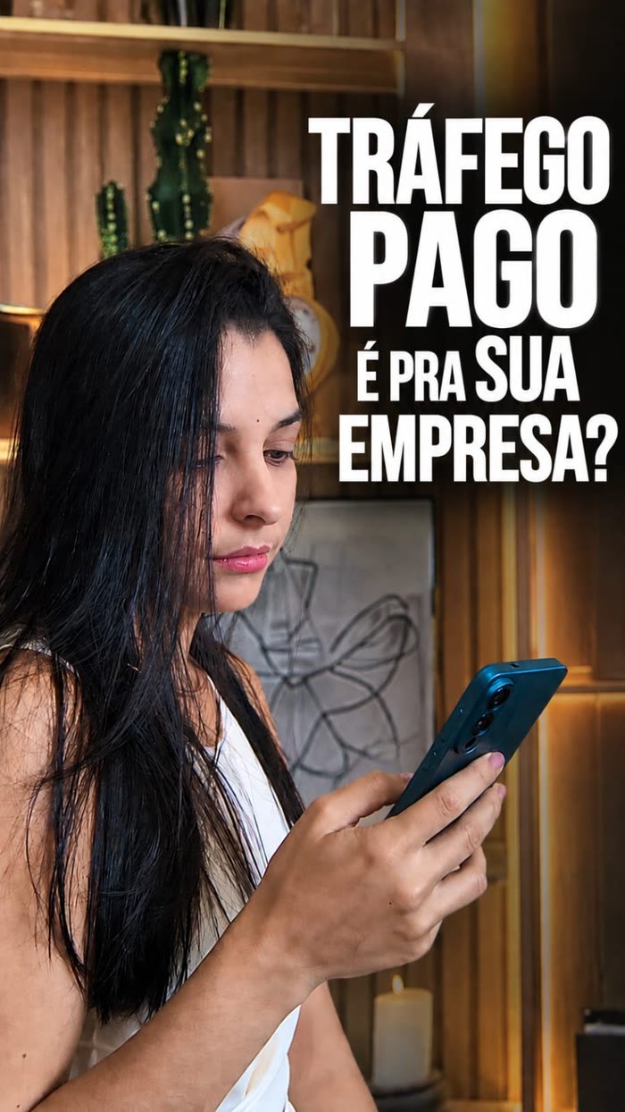 Bruna analisando o celular com a pergunta: tráfego pago é pra sua empresa?